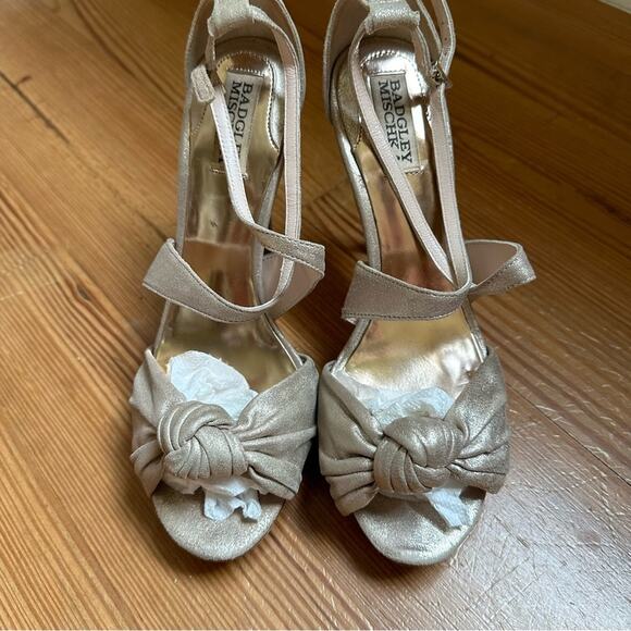 Badgley Mischka gold leather criss cross knot formal heels SIZE 8 - Picture 7 of 7